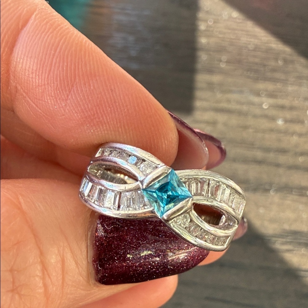 Elegant Silver Ring with Blue Gemstone - Picture 4 of 4
